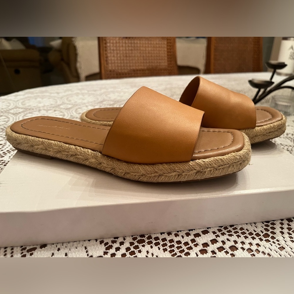 Universal Thread Size 7 Brown Slide Sandals